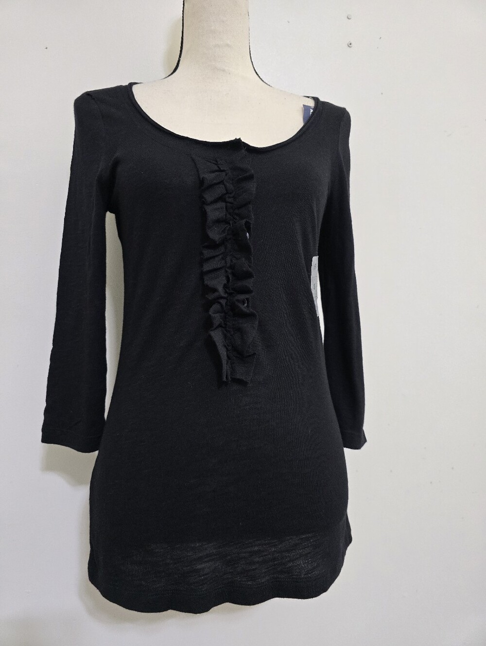 new OLD NAVY size Small 3/4 Sleeve Scoop Neck Ruffle Button Top Black